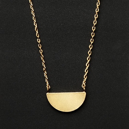Refined Necklace Half Moon Gold